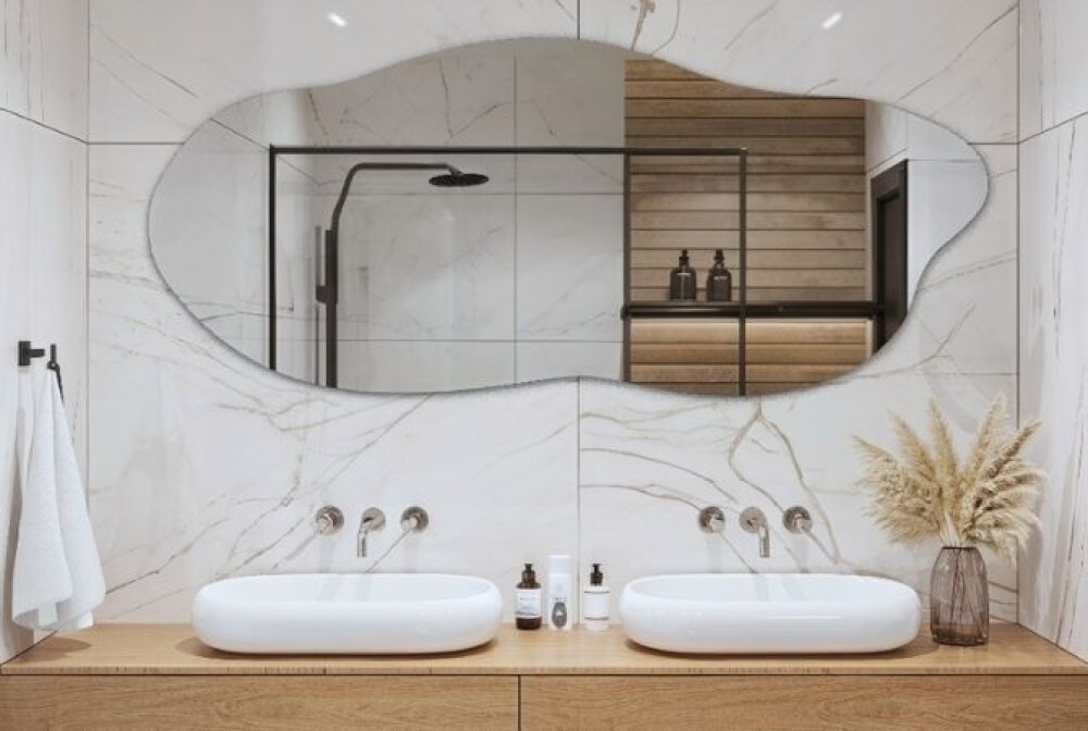 ogledalo za belo kopalnico