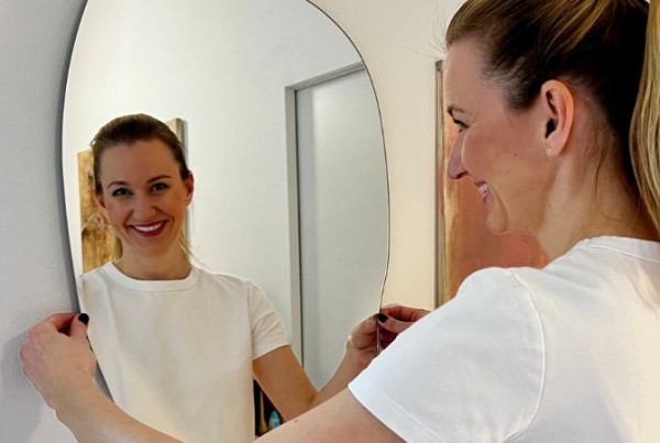 Kako obesiti ogledalo? Namestitev ogledala na obešala